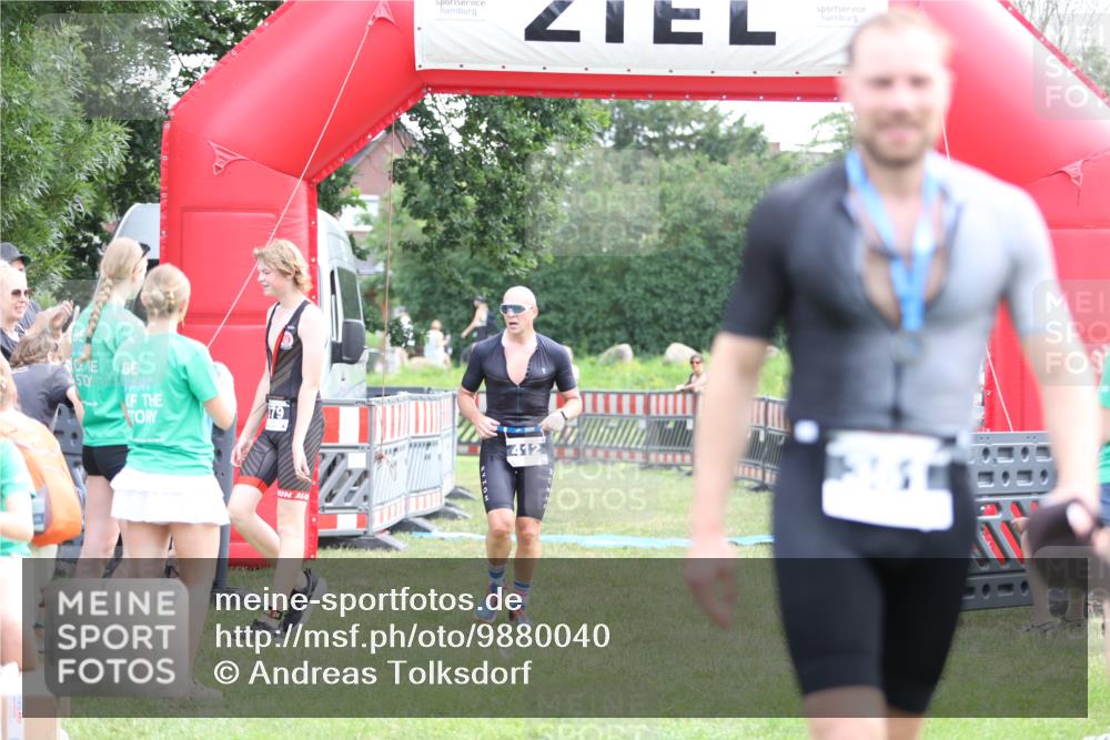 21.06.2026 - 29. Vierlanden-Triathlon Andreas Tolksdorf http://msf.ph/oto/9880040 21.06.2026 11:18:32 Ziel 412, 412 meine-sportfotos.de