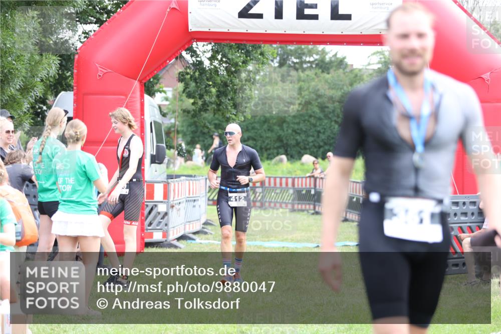 21.06.2026 - 29. Vierlanden-Triathlon Andreas Tolksdorf http://msf.ph/oto/9880047 21.06.2026 11:18:32 Ziel 412, 412 meine-sportfotos.de