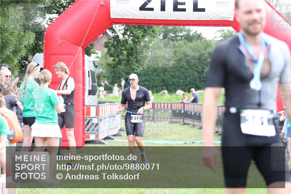 21.06.2026 - 29. Vierlanden-Triathlon Andreas Tolksdorf http://msf.ph/oto/9880071 21.06.2026 11:18:32 Ziel 412, 412 meine-sportfotos.de
