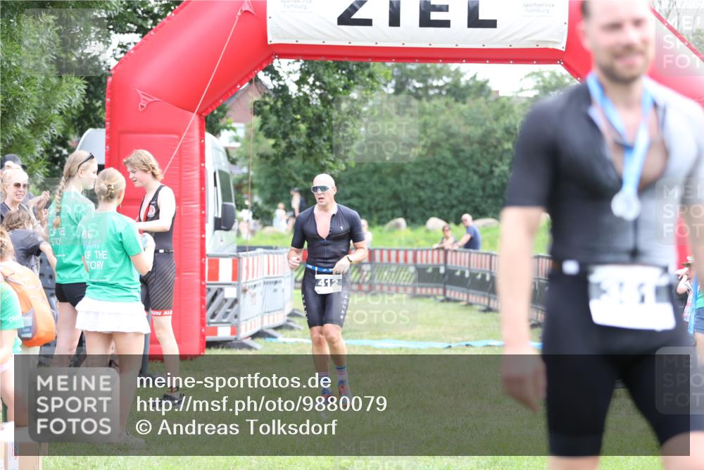 21.06.2026 - 29. Vierlanden-Triathlon Andreas Tolksdorf http://msf.ph/oto/9880079 21.06.2026 11:18:32 Ziel 412, 412 meine-sportfotos.de