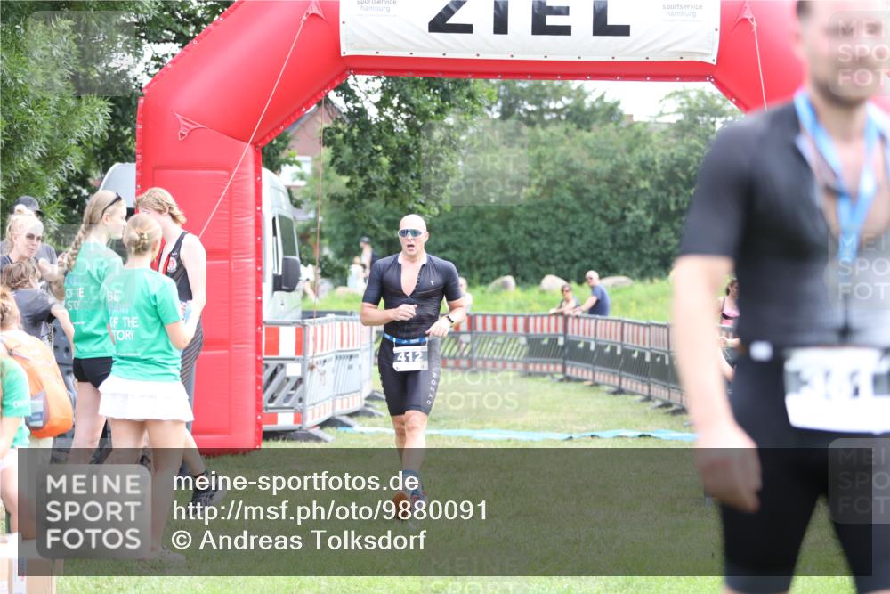 21.06.2026 - 29. Vierlanden-Triathlon Andreas Tolksdorf http://msf.ph/oto/9880091 21.06.2026 11:18:32 Ziel 412, 412 meine-sportfotos.de
