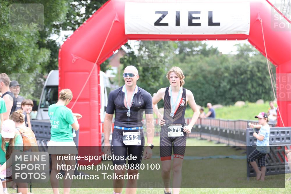 21.06.2026 - 29. Vierlanden-Triathlon Andreas Tolksdorf http://msf.ph/oto/9880100 21.06.2026 11:18:38 Ziel  meine-sportfotos.de