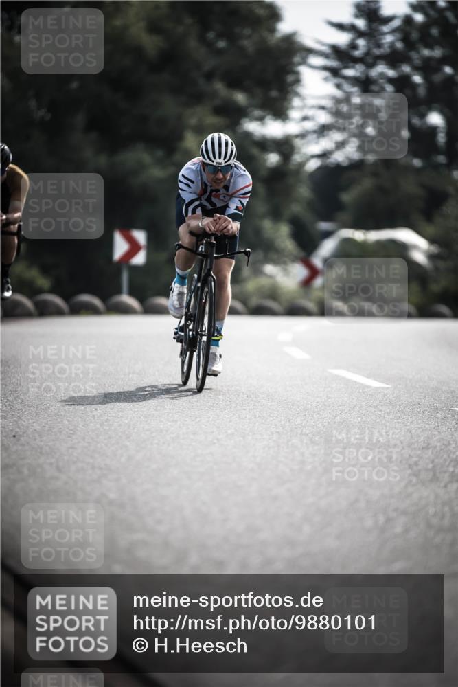 21.06.2026 - 29. Vierlanden-Triathlon H.Heesch http://msf.ph/oto/9880101 21.06.2026 09:12:43 Radfahren 13, 15, 45, 132, 290 meine-sportfotos.de