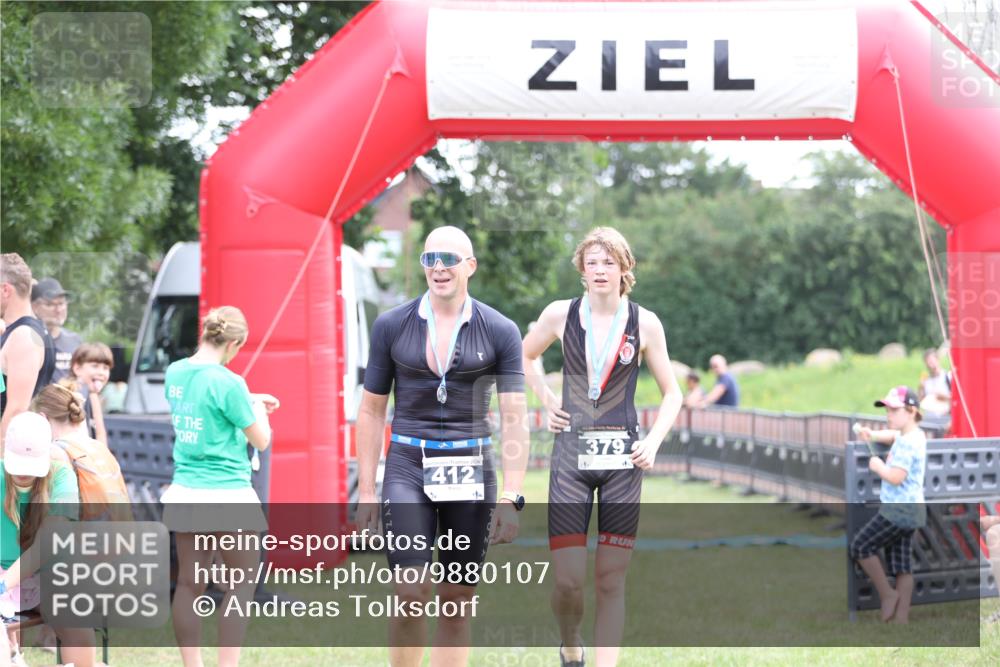 21.06.2026 - 29. Vierlanden-Triathlon Andreas Tolksdorf http://msf.ph/oto/9880107 21.06.2026 11:18:38 Ziel  meine-sportfotos.de