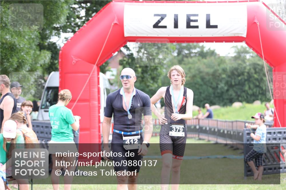 21.06.2026 - 29. Vierlanden-Triathlon Andreas Tolksdorf http://msf.ph/oto/9880137 21.06.2026 11:18:39 Ziel  meine-sportfotos.de