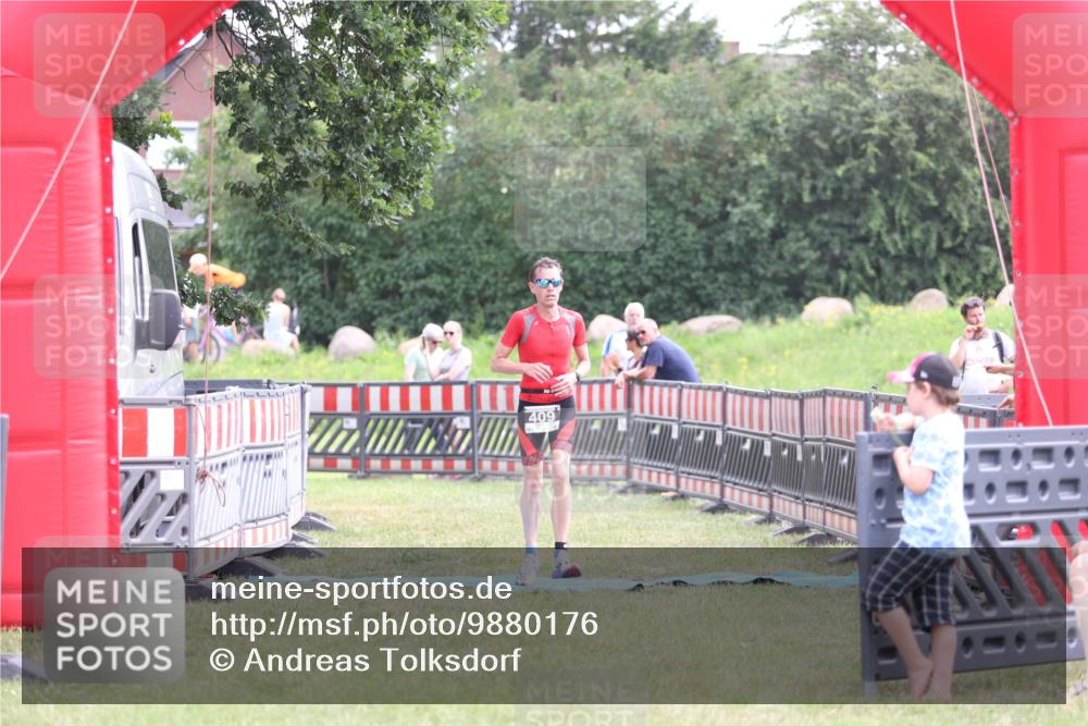 21.06.2026 - 29. Vierlanden-Triathlon Andreas Tolksdorf http://msf.ph/oto/9880176 21.06.2026 11:18:57 Ziel 409, 468, 409, 468 meine-sportfotos.de