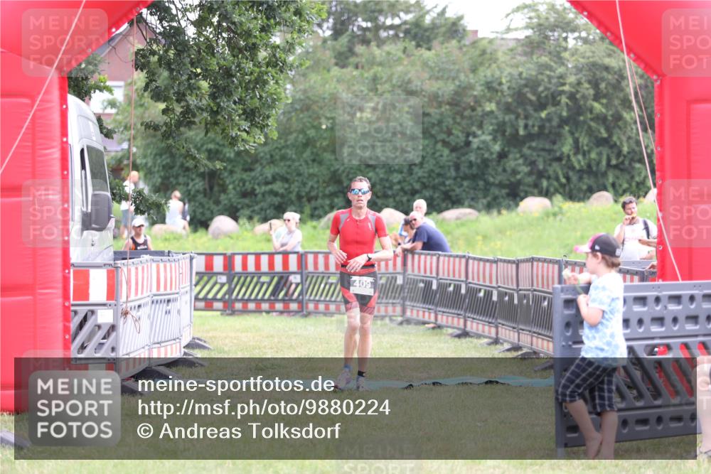 21.06.2026 - 29. Vierlanden-Triathlon Andreas Tolksdorf http://msf.ph/oto/9880224 21.06.2026 11:18:57 Ziel 409, 468, 409, 468 meine-sportfotos.de