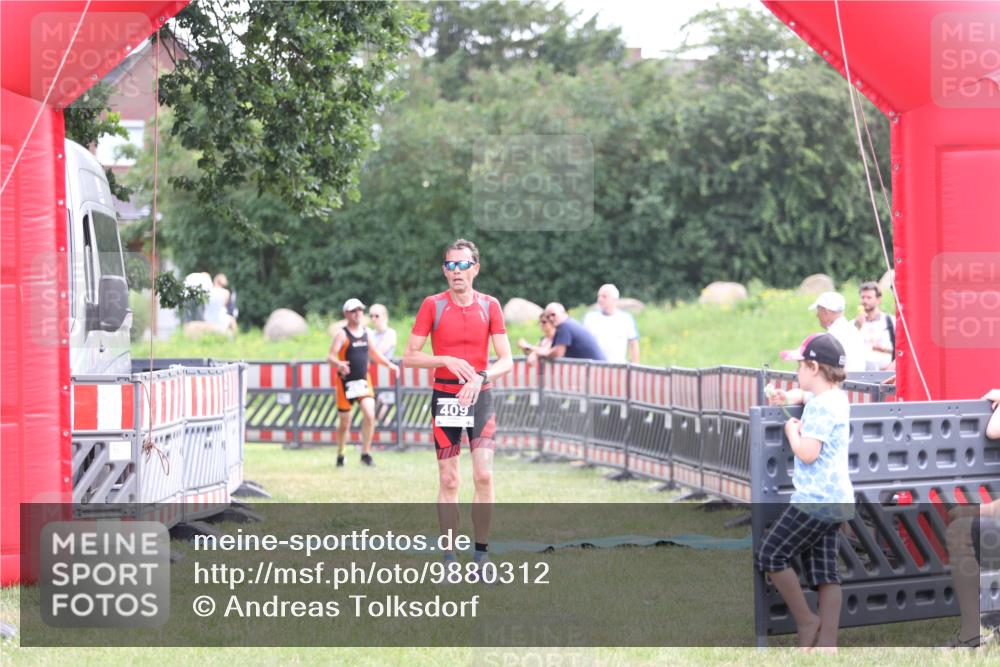 21.06.2026 - 29. Vierlanden-Triathlon Andreas Tolksdorf http://msf.ph/oto/9880312 21.06.2026 11:18:58 Ziel 409, 468, 409, 468 meine-sportfotos.de