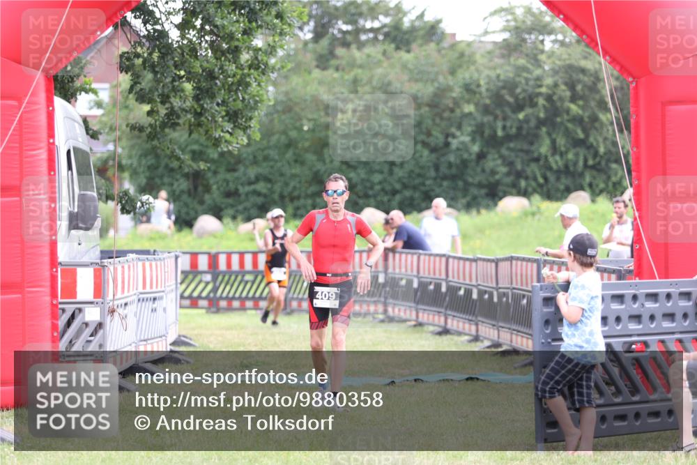 21.06.2026 - 29. Vierlanden-Triathlon Andreas Tolksdorf http://msf.ph/oto/9880358 21.06.2026 11:18:59 Ziel 409, 468, 409, 468 meine-sportfotos.de