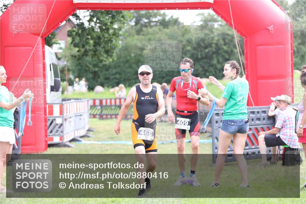 21.06.2026 - 29. Vierlanden-Triathlon Andreas Tolksdorf http://msf.ph/oto/9880416 21.06.2026 11:19:07 Ziel 327, 468, 327, 468 meine-sportfotos.de