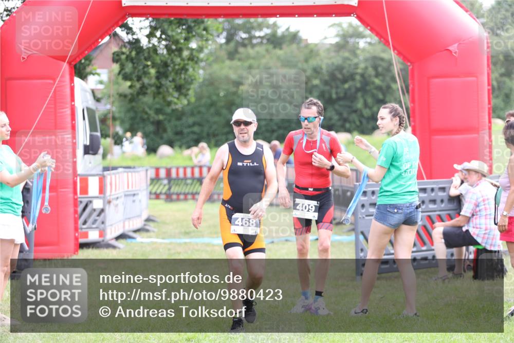 21.06.2026 - 29. Vierlanden-Triathlon Andreas Tolksdorf http://msf.ph/oto/9880423 21.06.2026 11:19:07 Ziel 327, 468, 327, 468 meine-sportfotos.de
