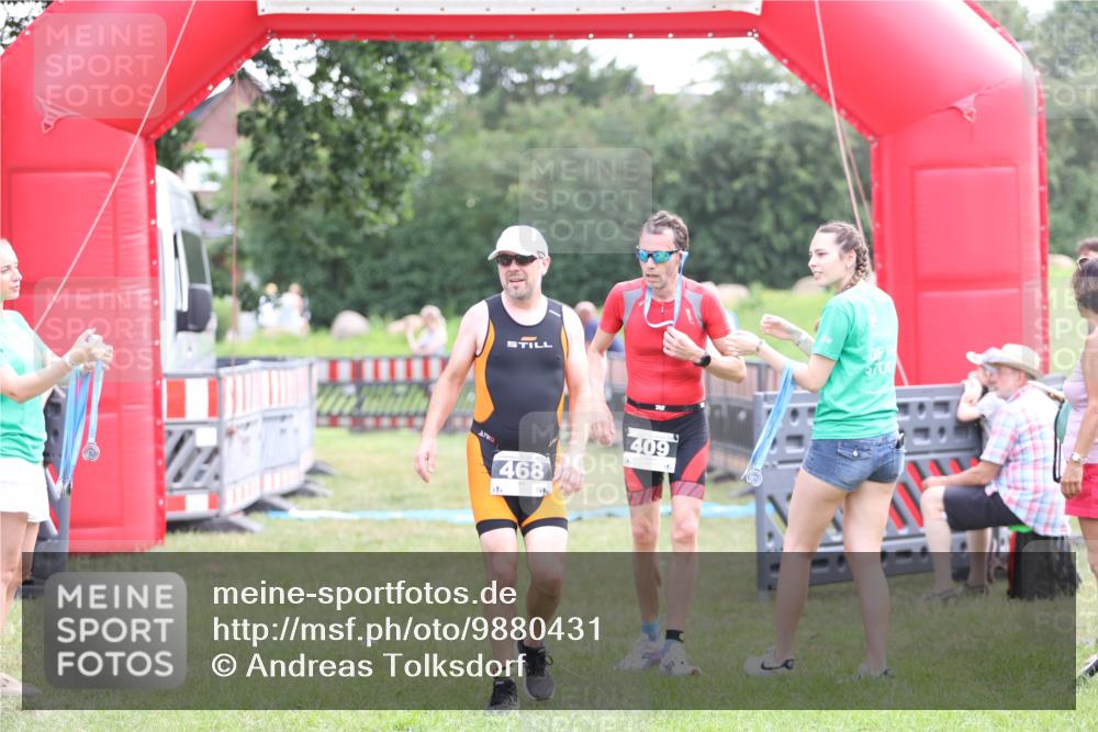 21.06.2026 - 29. Vierlanden-Triathlon Andreas Tolksdorf http://msf.ph/oto/9880431 21.06.2026 11:19:07 Ziel 327, 468, 327, 468 meine-sportfotos.de