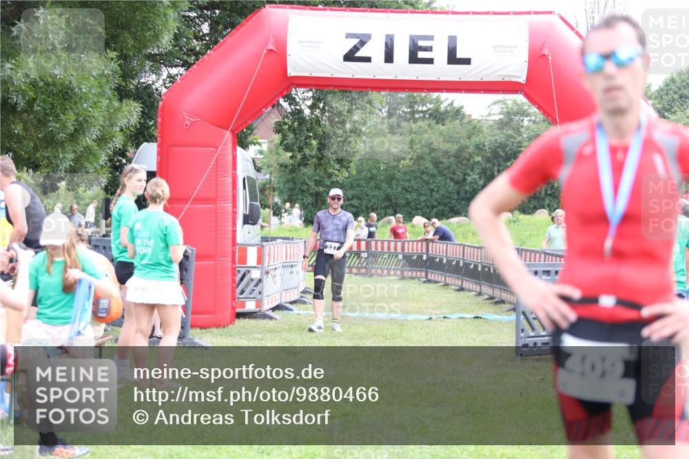 21.06.2026 - 29. Vierlanden-Triathlon Andreas Tolksdorf http://msf.ph/oto/9880466 21.06.2026 11:19:21 Ziel 327, 327 meine-sportfotos.de