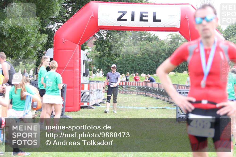 21.06.2026 - 29. Vierlanden-Triathlon Andreas Tolksdorf http://msf.ph/oto/9880473 21.06.2026 11:19:21 Ziel 327, 327 meine-sportfotos.de