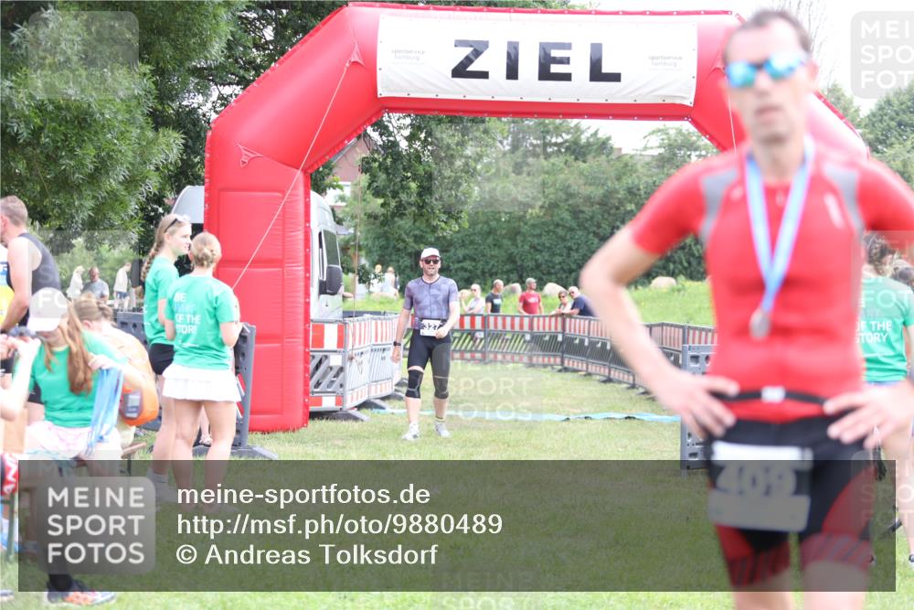 21.06.2026 - 29. Vierlanden-Triathlon Andreas Tolksdorf http://msf.ph/oto/9880489 21.06.2026 11:19:21 Ziel 327, 327 meine-sportfotos.de