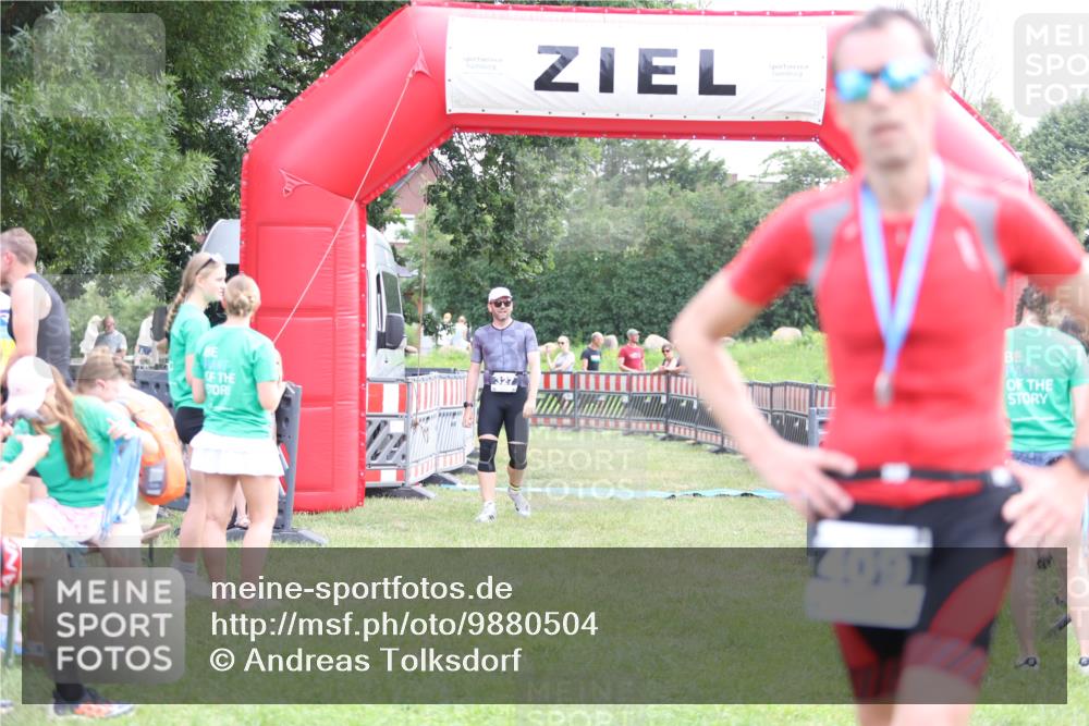 21.06.2026 - 29. Vierlanden-Triathlon Andreas Tolksdorf http://msf.ph/oto/9880504 21.06.2026 11:19:21 Ziel 327, 327 meine-sportfotos.de