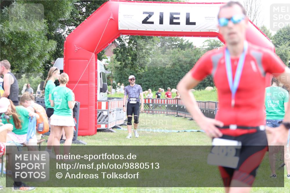 21.06.2026 - 29. Vierlanden-Triathlon Andreas Tolksdorf http://msf.ph/oto/9880513 21.06.2026 11:19:21 Ziel 327, 327 meine-sportfotos.de