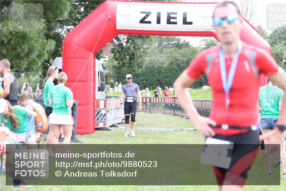21.06.2026 - 29. Vierlanden-Triathlon Andreas Tolksdorf http://msf.ph/oto/9880523 21.06.2026 11:19:21 Ziel 327, 327 meine-sportfotos.de