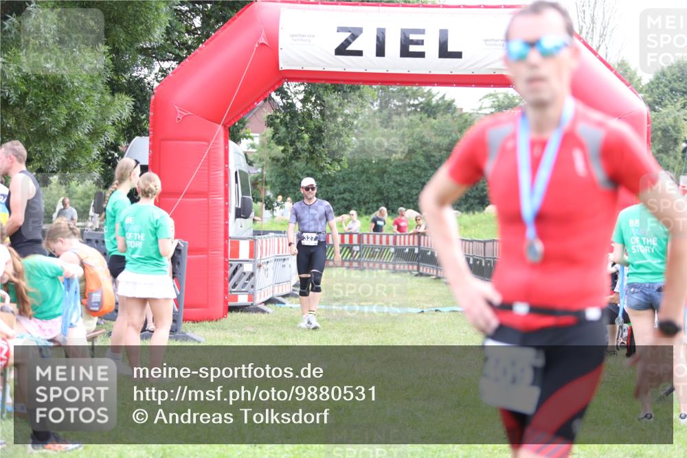 21.06.2026 - 29. Vierlanden-Triathlon Andreas Tolksdorf http://msf.ph/oto/9880531 21.06.2026 11:19:21 Ziel 327, 327 meine-sportfotos.de