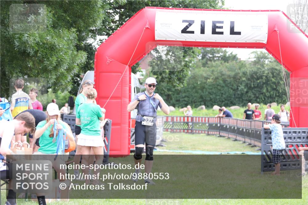 21.06.2026 - 29. Vierlanden-Triathlon Andreas Tolksdorf http://msf.ph/oto/9880553 21.06.2026 11:19:28 Ziel  meine-sportfotos.de