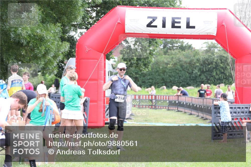 21.06.2026 - 29. Vierlanden-Triathlon Andreas Tolksdorf http://msf.ph/oto/9880561 21.06.2026 11:19:28 Ziel  meine-sportfotos.de