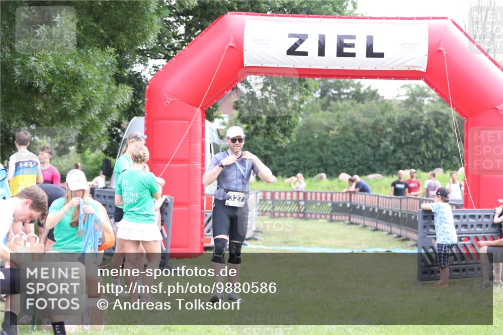 21.06.2026 - 29. Vierlanden-Triathlon Andreas Tolksdorf http://msf.ph/oto/9880586 21.06.2026 11:19:28 Ziel  meine-sportfotos.de