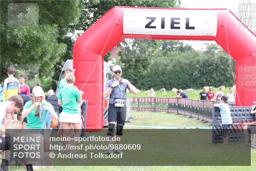 21.06.2026 - 29. Vierlanden-Triathlon Andreas Tolksdorf http://msf.ph/oto/9880609 21.06.2026 11:19:29 Ziel  meine-sportfotos.de