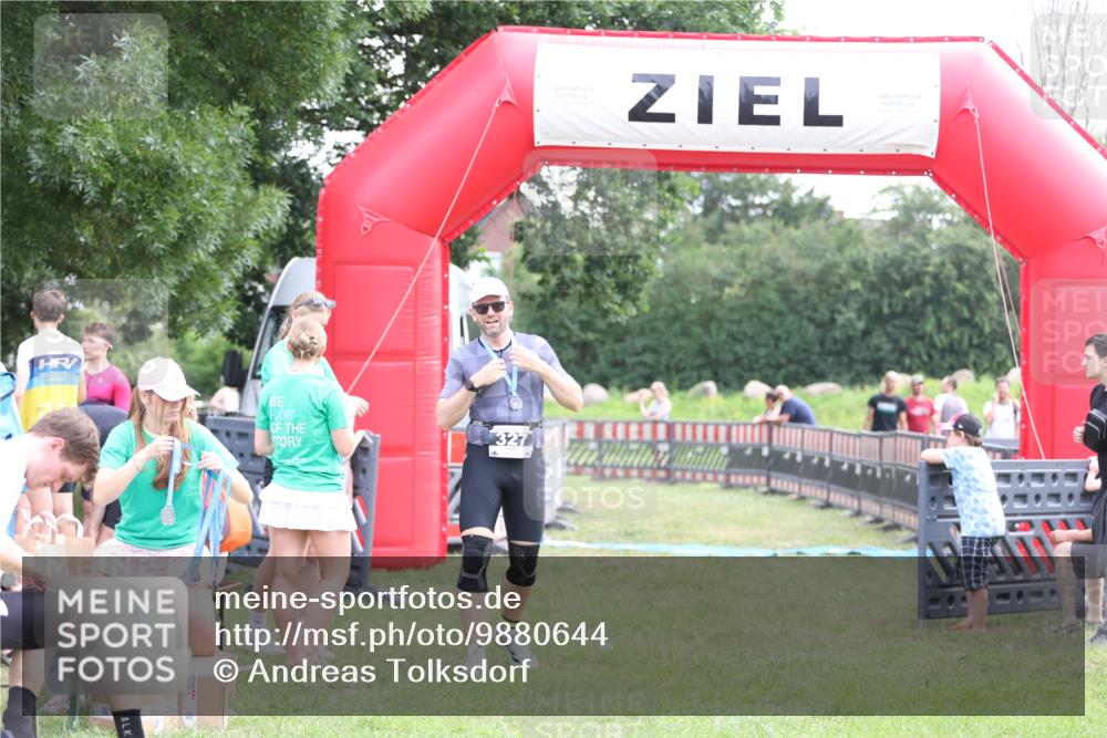21.06.2026 - 29. Vierlanden-Triathlon Andreas Tolksdorf http://msf.ph/oto/9880644 21.06.2026 11:19:29 Ziel  meine-sportfotos.de