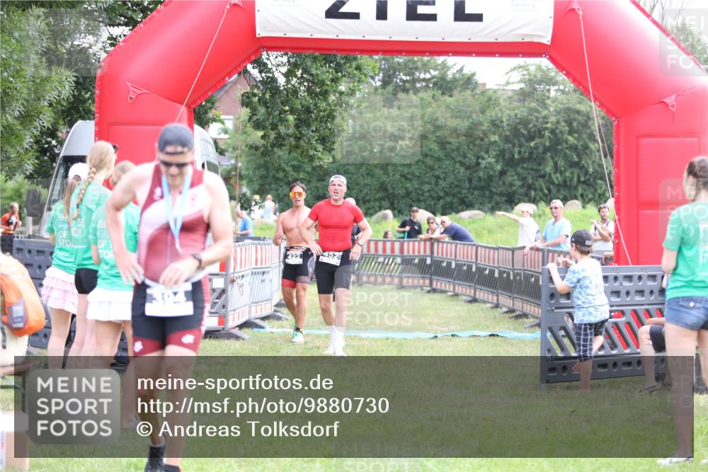 21.06.2026 - 29. Vierlanden-Triathlon Andreas Tolksdorf http://msf.ph/oto/9880730 21.06.2026 11:20:11 Ziel 309, 419, 422, 428, 452, 309, 419, 422, 428, 452 meine-sportfotos.de