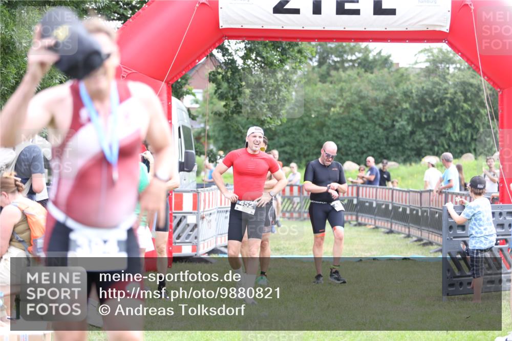 21.06.2026 - 29. Vierlanden-Triathlon Andreas Tolksdorf http://msf.ph/oto/9880821 21.06.2026 11:20:14 Ziel 309, 419, 422, 428, 309, 419, 422, 428 meine-sportfotos.de