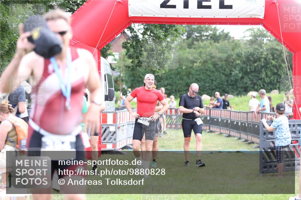 21.06.2026 - 29. Vierlanden-Triathlon Andreas Tolksdorf http://msf.ph/oto/9880828 21.06.2026 11:20:14 Ziel 309, 419, 422, 428, 309, 419, 422, 428 meine-sportfotos.de