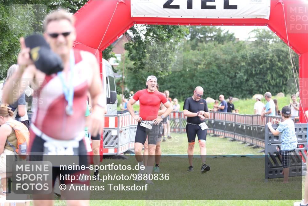 21.06.2026 - 29. Vierlanden-Triathlon Andreas Tolksdorf http://msf.ph/oto/9880836 21.06.2026 11:20:15 Ziel 309, 419, 422, 428, 309, 419, 422, 428 meine-sportfotos.de