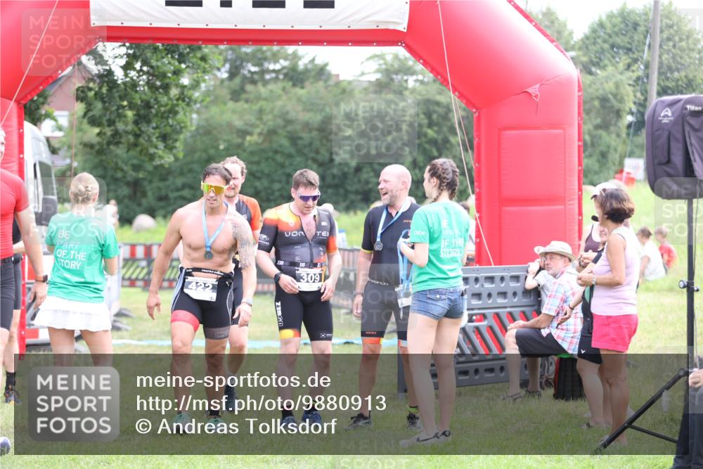 21.06.2026 - 29. Vierlanden-Triathlon Andreas Tolksdorf http://msf.ph/oto/9880913 21.06.2026 11:20:21 Ziel 309, 428, 309, 428 meine-sportfotos.de