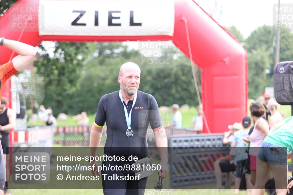 21.06.2026 - 29. Vierlanden-Triathlon Andreas Tolksdorf http://msf.ph/oto/9881050 21.06.2026 11:20:32 Ziel 470, 470 meine-sportfotos.de
