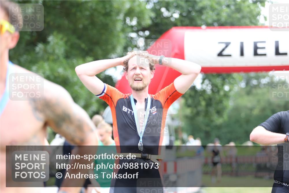 21.06.2026 - 29. Vierlanden-Triathlon Andreas Tolksdorf http://msf.ph/oto/9881073 21.06.2026 11:20:33 Ziel 470, 470 meine-sportfotos.de