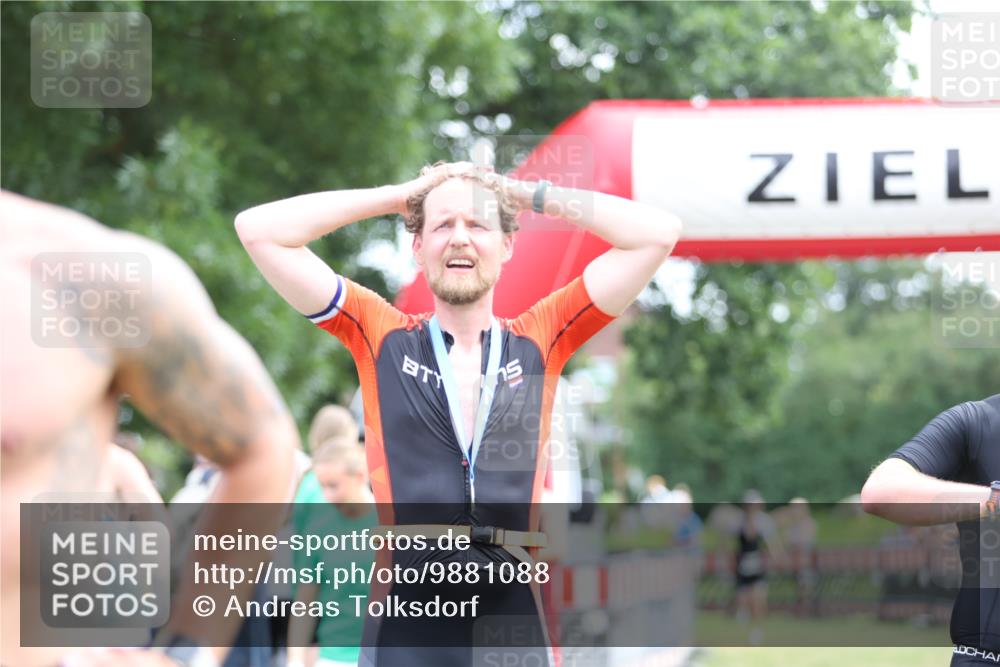 21.06.2026 - 29. Vierlanden-Triathlon Andreas Tolksdorf http://msf.ph/oto/9881088 21.06.2026 11:20:33 Ziel 470, 470 meine-sportfotos.de