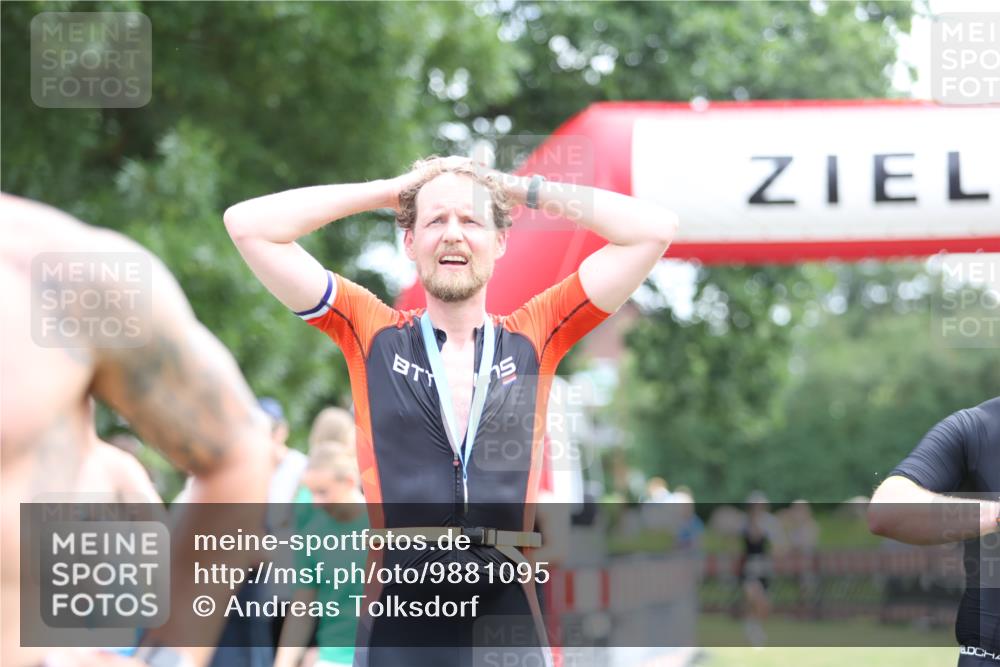 21.06.2026 - 29. Vierlanden-Triathlon Andreas Tolksdorf http://msf.ph/oto/9881095 21.06.2026 11:20:33 Ziel 470, 470 meine-sportfotos.de