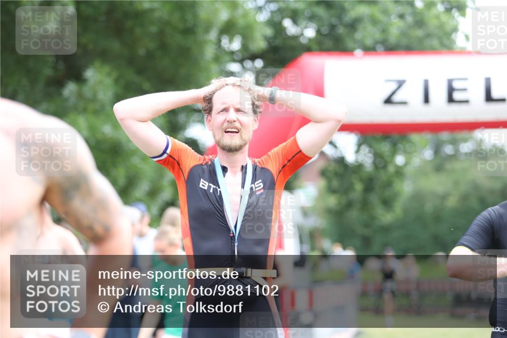21.06.2026 - 29. Vierlanden-Triathlon Andreas Tolksdorf http://msf.ph/oto/9881102 21.06.2026 11:20:33 Ziel 470, 470 meine-sportfotos.de