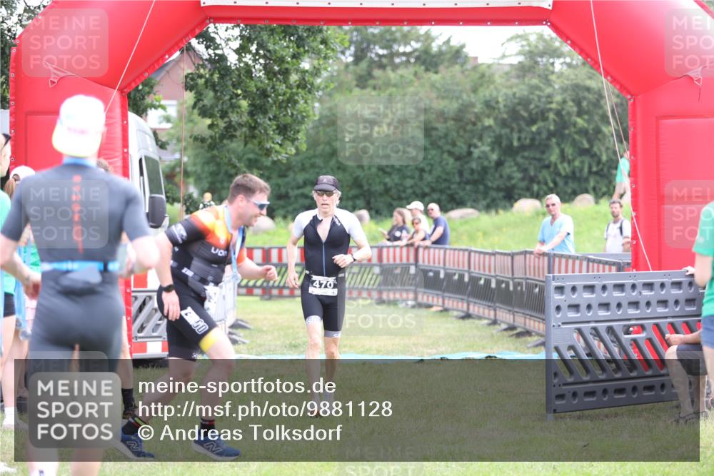 21.06.2026 - 29. Vierlanden-Triathlon Andreas Tolksdorf http://msf.ph/oto/9881128 21.06.2026 11:20:38 Ziel 470, 470 meine-sportfotos.de