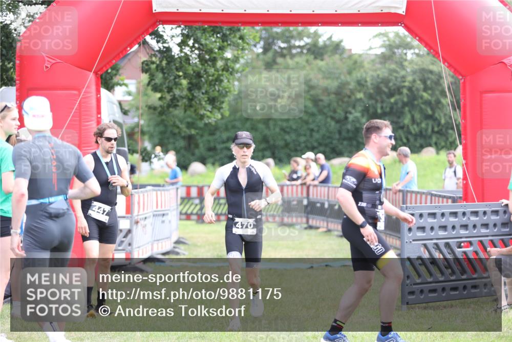 21.06.2026 - 29. Vierlanden-Triathlon Andreas Tolksdorf http://msf.ph/oto/9881175 21.06.2026 11:20:39 Ziel 470, 470 meine-sportfotos.de