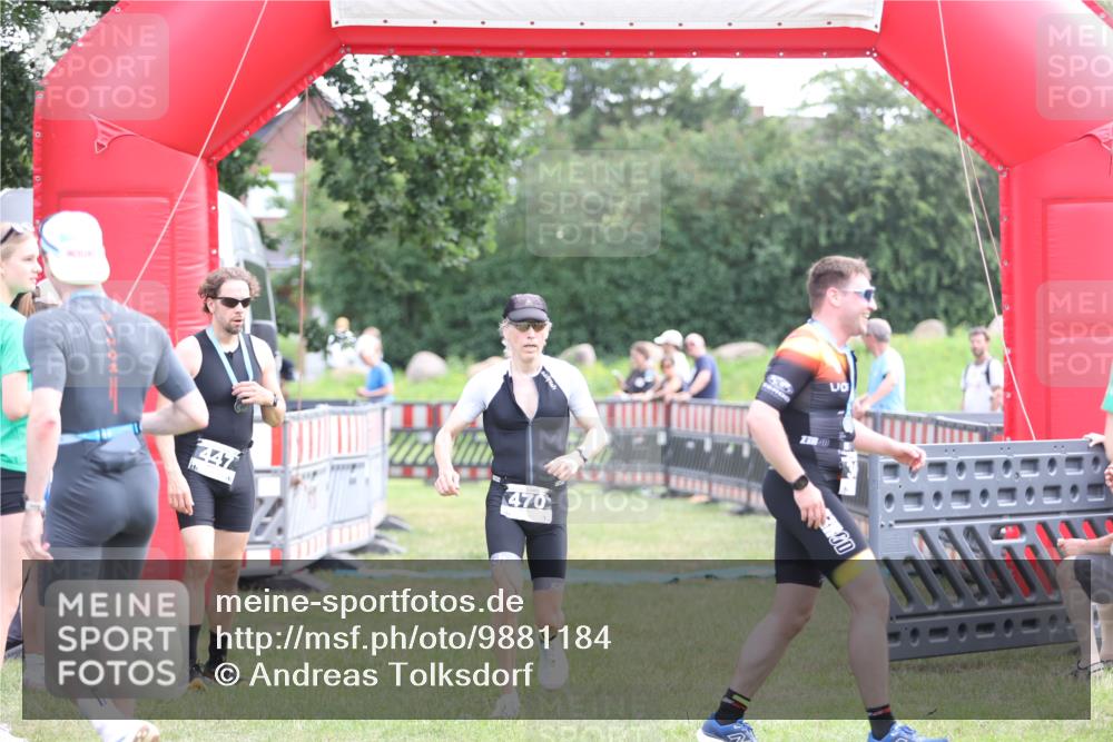 21.06.2026 - 29. Vierlanden-Triathlon Andreas Tolksdorf http://msf.ph/oto/9881184 21.06.2026 11:20:39 Ziel 470, 470 meine-sportfotos.de