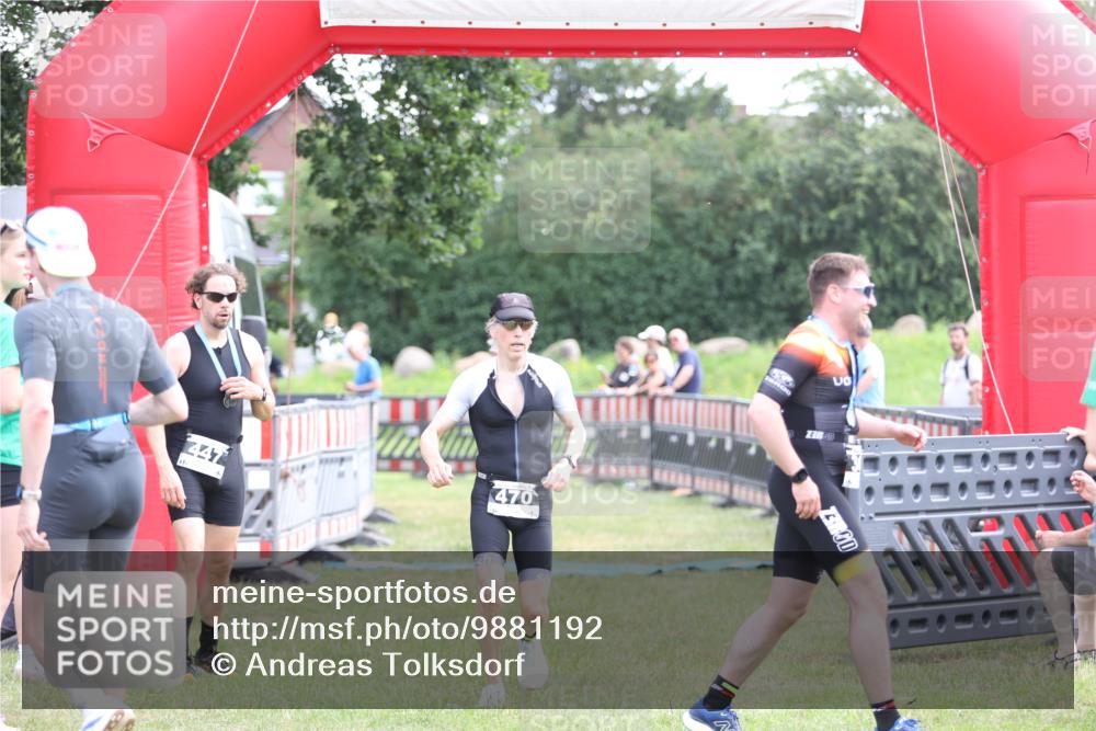 21.06.2026 - 29. Vierlanden-Triathlon Andreas Tolksdorf http://msf.ph/oto/9881192 21.06.2026 11:20:39 Ziel 470, 470 meine-sportfotos.de