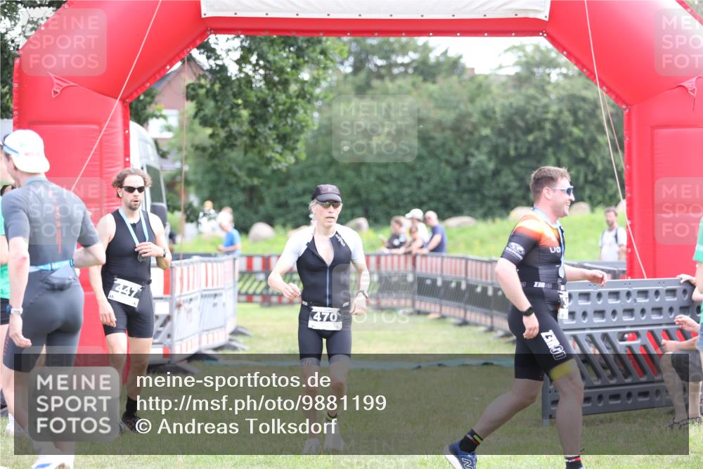 21.06.2026 - 29. Vierlanden-Triathlon Andreas Tolksdorf http://msf.ph/oto/9881199 21.06.2026 11:20:39 Ziel 470, 470 meine-sportfotos.de