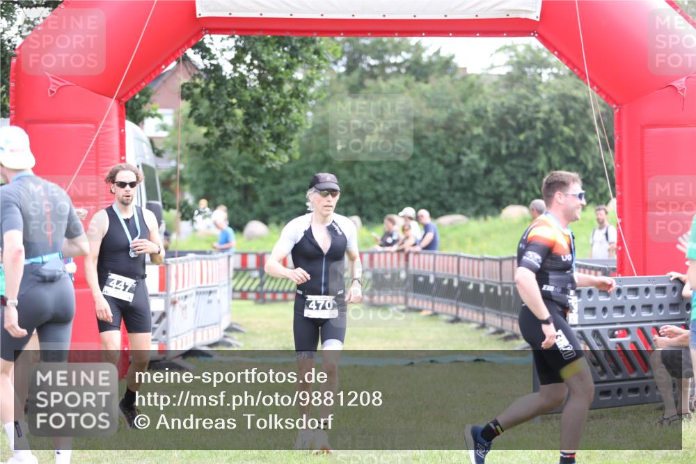 21.06.2026 - 29. Vierlanden-Triathlon Andreas Tolksdorf http://msf.ph/oto/9881208 21.06.2026 11:20:39 Ziel 470, 470 meine-sportfotos.de