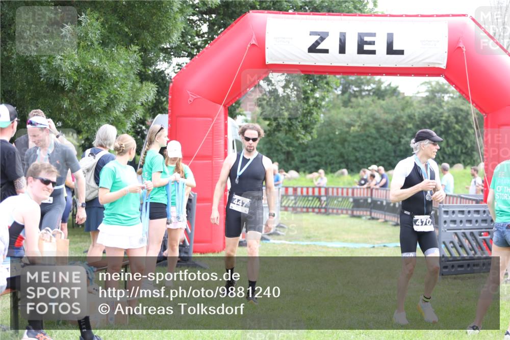 21.06.2026 - 29. Vierlanden-Triathlon Andreas Tolksdorf http://msf.ph/oto/9881240 21.06.2026 11:20:42 Ziel  meine-sportfotos.de