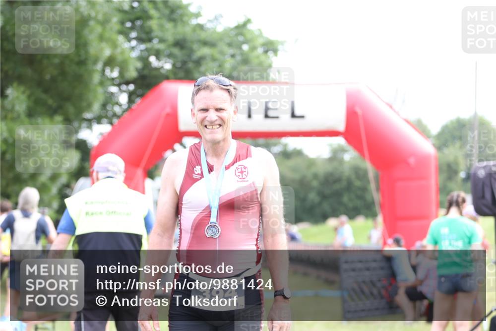 21.06.2026 - 29. Vierlanden-Triathlon Andreas Tolksdorf http://msf.ph/oto/9881424 21.06.2026 11:21:06 Ziel 356, 356 meine-sportfotos.de