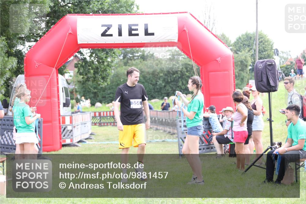 21.06.2026 - 29. Vierlanden-Triathlon Andreas Tolksdorf http://msf.ph/oto/9881457 21.06.2026 11:21:17 Ziel 439, 439 meine-sportfotos.de