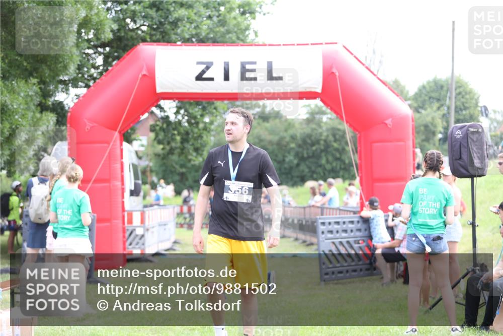 21.06.2026 - 29. Vierlanden-Triathlon Andreas Tolksdorf http://msf.ph/oto/9881502 21.06.2026 11:21:21 Ziel 439, 439 meine-sportfotos.de