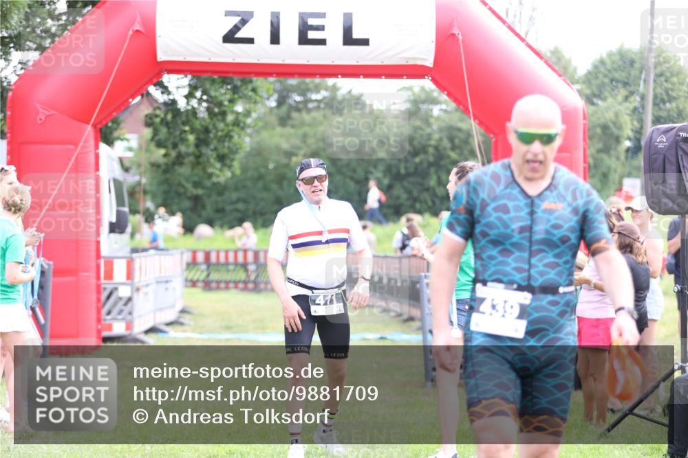 21.06.2026 - 29. Vierlanden-Triathlon Andreas Tolksdorf http://msf.ph/oto/9881709 21.06.2026 11:21:40 Ziel  meine-sportfotos.de