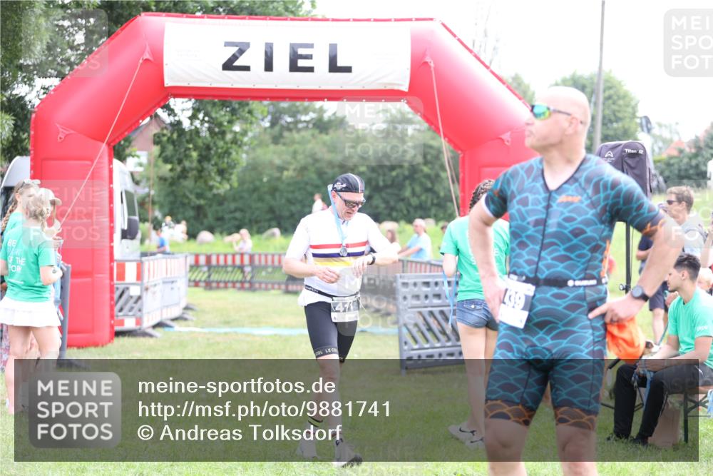 21.06.2026 - 29. Vierlanden-Triathlon Andreas Tolksdorf http://msf.ph/oto/9881741 21.06.2026 11:21:41 Ziel  meine-sportfotos.de
